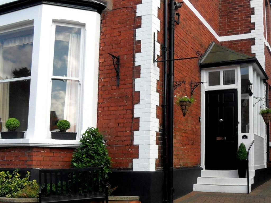 Powys Lodge Scarborough Esterno foto